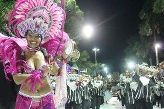 A tradicional rainha à frente da bateria da escola de samba. 
