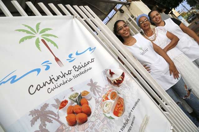 Na frente de casa, m&atilde;e e filhas abrem Cantinho Baiano com acaraj&eacute; e tapioca