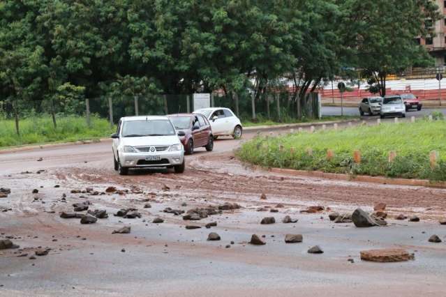 Lama e pedras permanecem em rotat&oacute;ria ap&oacute;s chuva e enxurrada