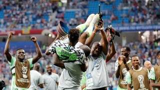 Jogadores nigerianos em comemoração a vitória (Foto: Fifa)