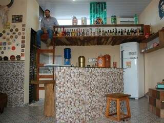 &quot;Quarto&quot; fica no alto, em do teto do bar. Foto: Pedro Peralta)