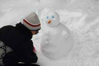 Nos alpes suíços, a jornalista que mora na Europa desde outubro faz o boneco de neve pela primeira vez. 