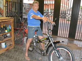 O aposentado Manuel Antonio da Silva comprou a bike há cerca de 2 meses.