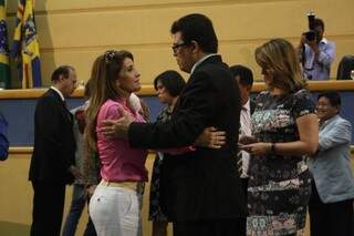 Olarte cumprimenta Maria Antonieta Amorin, ex-titular da Secretaria de Ações Sociais, durante posse de secretários ontem, na Câmara MUnicipal(Foto: Marcos Ermínio)