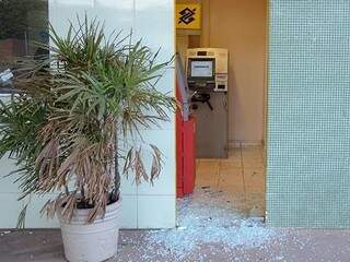 Apenas aparelho do Banco do Brasil foi parcialmente destruído. Bandidos fugiram sem levar dinheiro (Foto: Ricardo Albertoni/Diário Corumbaense)