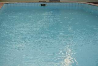 Pelos pontos na piscina é possível constatar que é chuva.