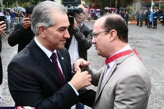 Reinaldo e o secretário estadual de Segurança durante o evento no Comando da PM (Foto: Marcos Ermínio)