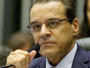 Ministro Henrique Eduardo Alves, citado na Lava Jato, pede demiss&atilde;o
