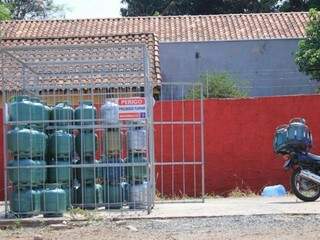 Botijões de gás de 13 quilos, os mais usados nas casas da população (Foto: Marina Pacheco)
