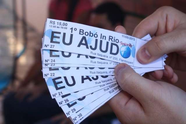 Amigos apelam para o bom e velho &quot;Bob&oacute; de Galinha&quot;  para ir ao Rock in Rio