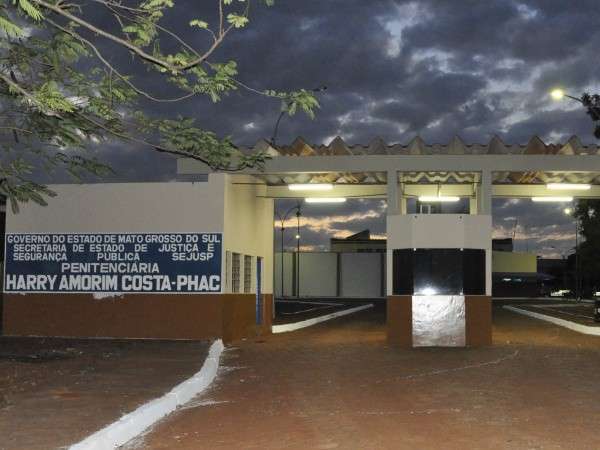 Em cartas, presos denunciam falta de &aacute;gua e venda irregular de alimentos