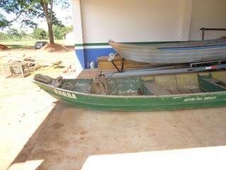 Polícia apreendeu barco e equipamentos de pesca proibídos (Foto: PMA/Divulgação)