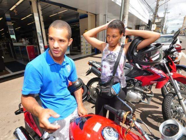 Parar no sinal fechado de madrugada vira dilema entre motoristas