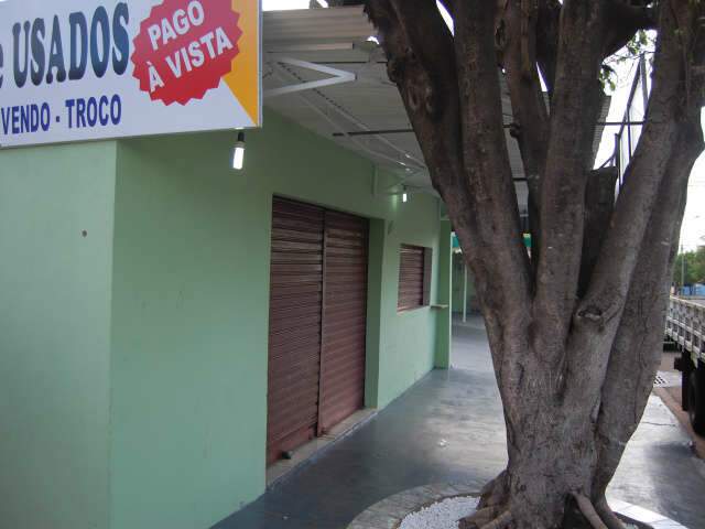  Duas pessoas s&atilde;o baleadas durante assalto a loja de m&oacute;veis no Jardim Tijuca 