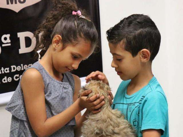 Disputa por cachorrinha vai parar na pol&iacute;cia e Mel volta para crian&ccedil;as