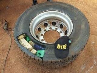 A droga estava dividida em tabletes e dentro dos pneus. (Foto: Divulgação DOF) 