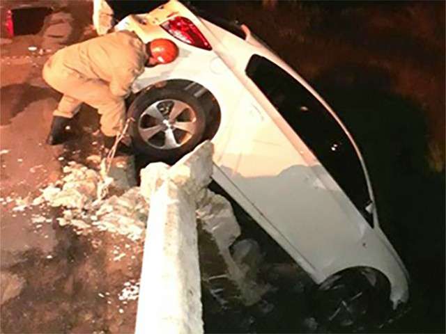 Com sinais de embriaguez, homem bate em mureta e carro fica pendurado 