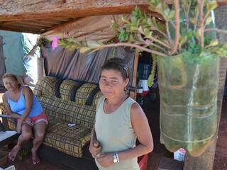 Maria Catarino Macedo (à direita) mora no acampamento “União da Vitória”. (Foto: Minamar Junior)