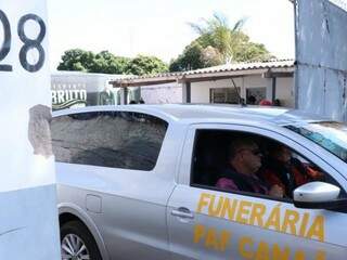 Carro de funerária deixa garagem com o corpo do motorista Alziro de Oliveira (Foto: Henrique Kawaminami)