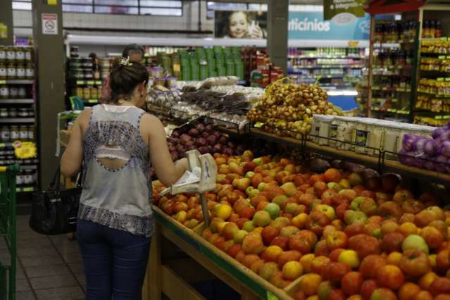 Com alta de pre&ccedil;os da alface e tomate, fazer feira fica at&eacute; 14% mais caro