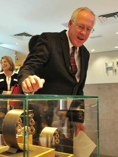 Christian Hallot mostra peças em 3 tons de ouro, em loja da H.Stern no Shopping Campo Grande.