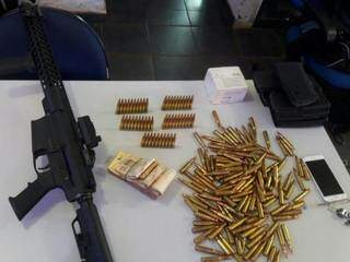 Fuzil, munições e dinheiro apreendidos em caminhonete que também levava cocaína (Foto: Carlos da Cruz)