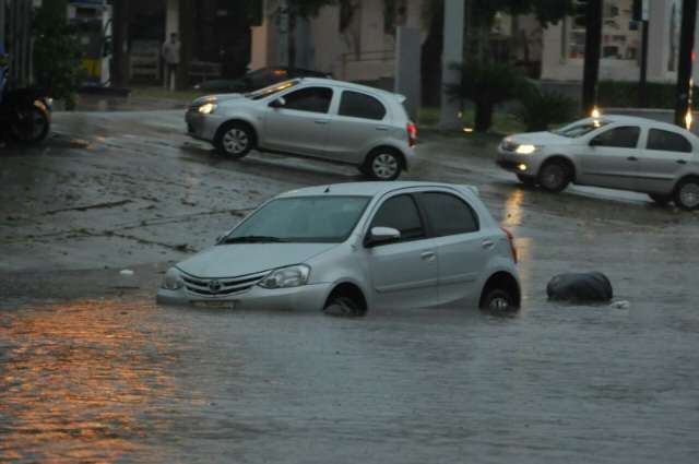Temporal derrubou tapume do Aqu&aacute;rio e outdoor na Afonso Pena