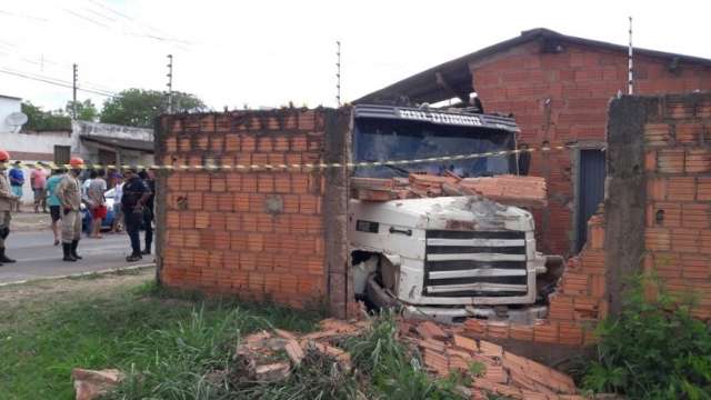 Condutor perde o controle da dire&ccedil;&atilde;o e bate carreta em resid&ecirc;ncia