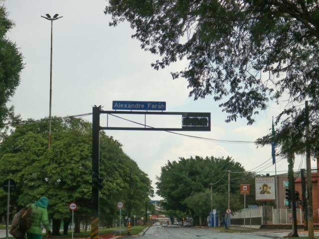 Pancadas de chuva estouram bueiros, alagam ruas e derrubam sete &aacute;rvores