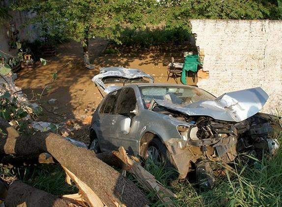 Motorista bêbado perde controle de veículo e atinge muro de escola