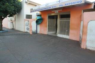 Do lado do colégio do Bairro Coronel Antonino, em Unidade Básica de Saúde também não há piso tátil (Foto: Marcos Ermínio)