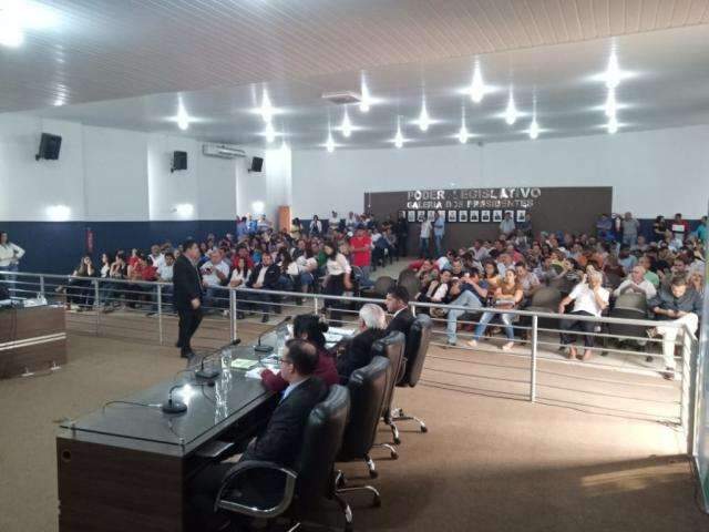 Por 8 votos a 3 prefeito &eacute; absolvido e continua no cargo 