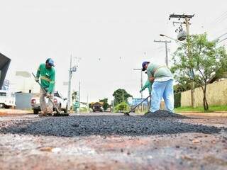Trabalhadores fazem reparos na avenida Três Barras (Foto: Fernando Antunes)