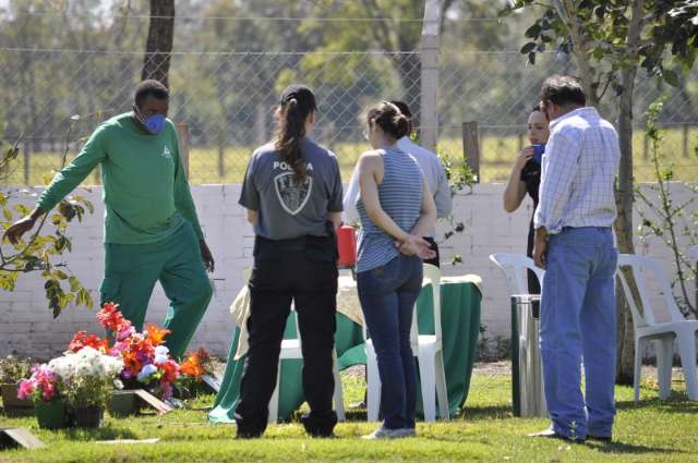 Pol&iacute;cia exuma corpos de v&iacute;timas da quimioterapia; investiga&ccedil;&otilde;es continuam