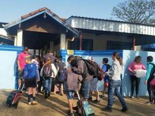 Alunos chegam à escola municipal no centro de Dourados (Foto: Direto das Ruas)