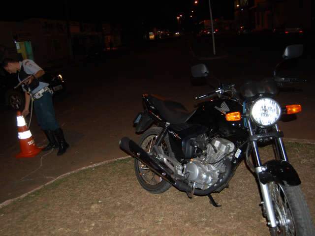 Motociclista sem CNH e 2 na garupa se envolve em acidente