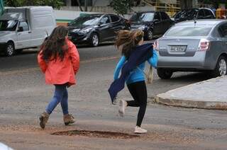 Buracos representam desafio até para pedestres. Neste caso, na Rua da Paz (foto: Alcides Neto)