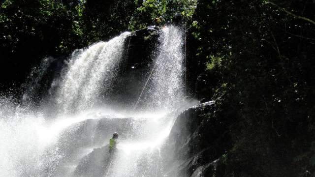 Cachoeira de 70 metros de altura &eacute; beleza escondida a uma hora e meia da Capital
