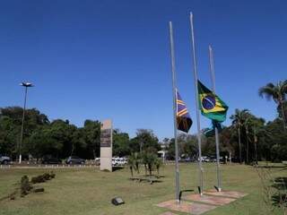 Bandeiras foram deixadas a meio-mastro por luto oficial no Centro de Convenções, no Parque dos Poderes. (Foto: Marcos Ermínio).