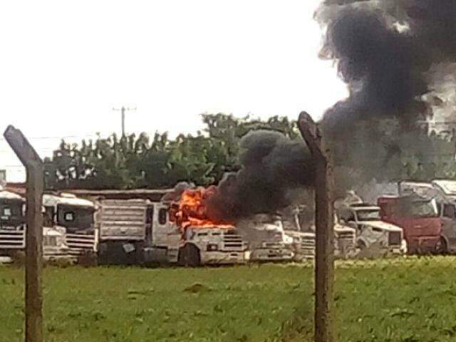 Carreta pega fogo em p&aacute;tio da Pol&iacute;cia Federal e assusta moradores na fronteira