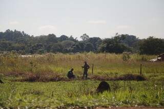 Homens trabalham em terras ocupadas por índios (Foto: Helio de Freitas)
