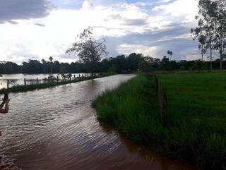 Rio Taquarussu permanece alagado próximo a estrada do Pulador (Foto: Jornal O Pantaneiro)