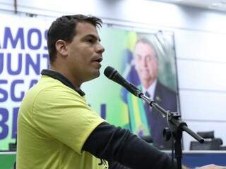 Renan Contar discursa durante ato de filiação do PSL, em Campo Grande (Foto: Henrique Kawaminami)