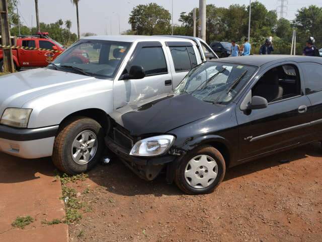  Motorista n&atilde;o respeita sinaliza&ccedil;&atilde;o e provoca acidente na L&uacute;dio Coelho