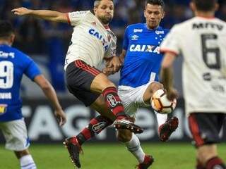 Diego (branco) tentando recuperar a bola do adversário do Cruzeiro.( Foto: Foto: Agência i7 / Mineirão/GE)