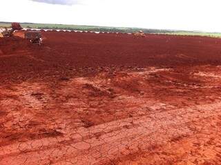 Imagem mostra trabalho de terraplenagem feito na área de 50 mil metros quadrados. (Foto:Divulgação)