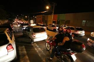 A fila de carros começa na esquina da rua João Rosa Pires com a Anhanduí (Foto: Marcelo Victor)