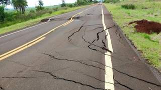 O asfalto rachou em um trecho da rodovia. (Foto: Direto das Ruas)