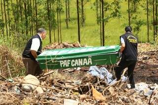 A vítima foi encontrada com corpo carbonizado no lixão de entulho do Noroeste (Foto: André Bittar)