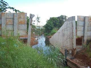 A quarta barragem no Córrego Sóter, que provou alagamento nas avenidas Via Parque e Afonso Pena, ainda não foi recuperada. (Foto: Marlon Ganassin)